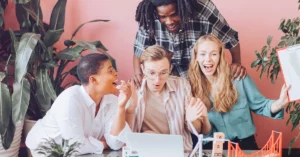 Diversidade no início da carreira: por que investir em programas de estágio e trainees diversificados?