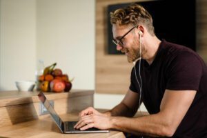 Como construir equipes fortes quando vários membros trabalham remotamente?