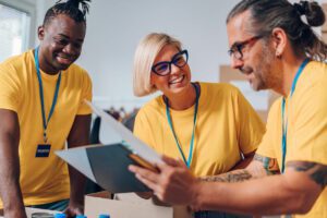 Programas de voluntariado de funcionários e de doações: sim, eles funcionam!