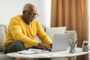 Aposentar o preconceito de idade para sempre: como criar um local de trabalho inclusivo para todos