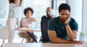 Como o RH pode apoiar os funcionários que sofrem de ansiedade social?
