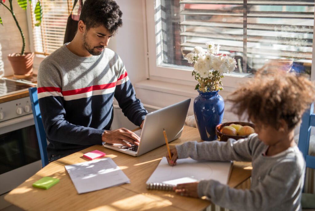 Como os empregadores podem apoiar melhor os pais que trabalham?