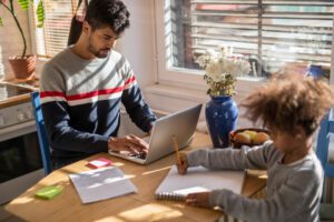 Como os empregadores podem apoiar melhor os pais que trabalham?